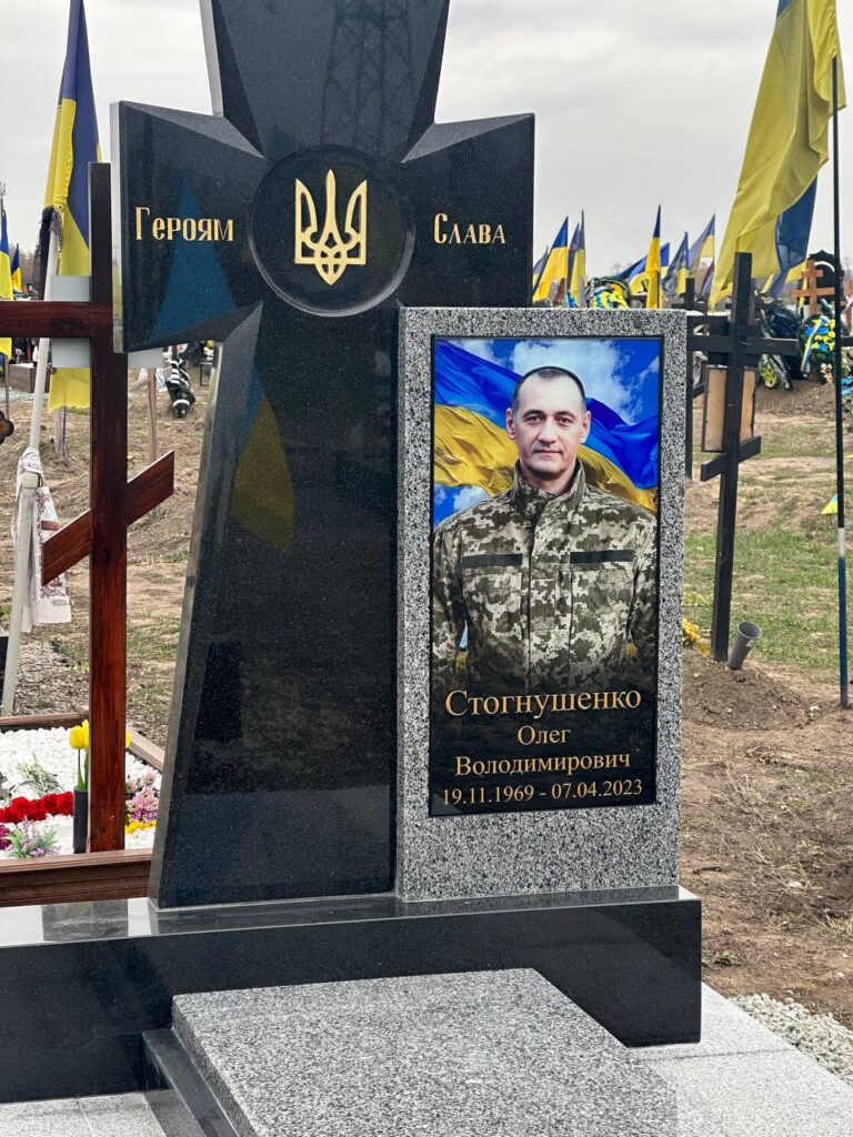 пам'ятники Дніпро - меморіали на могилу військовим та героям України