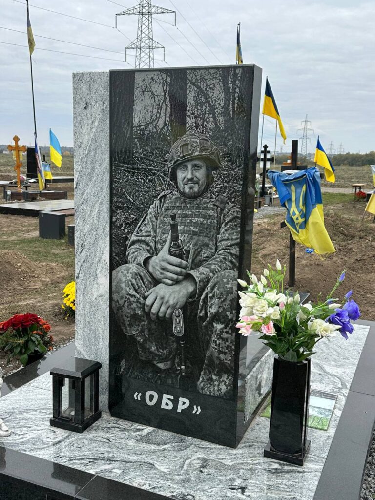 пам'ятники військовим з мармуру та фотосеткла